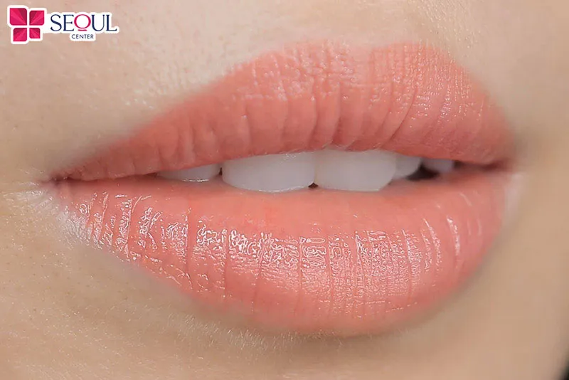 Sự ngọt ngào toát lên rõ sau khi phun môi màu hồng cam sữa