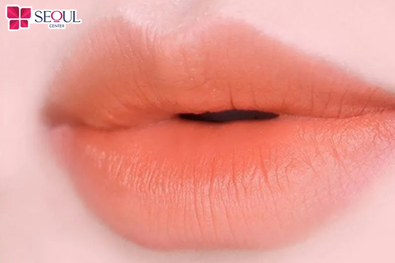 Màu môi hồng cam sữa toát lên nét tự nhiên được nhiều chị em yêu thích