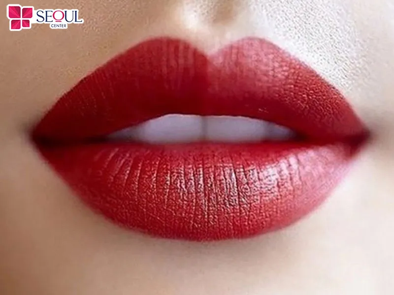 Đôi môi đỏ trầm sẽ giúp chị em thêm cuốn hút hơn