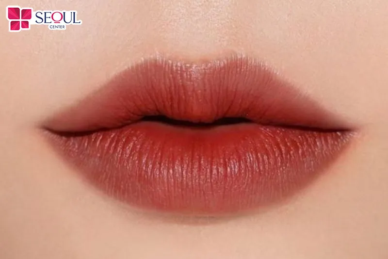 Màu môi đỏ gạch cho gương mặt thêm ấn tượng hơn