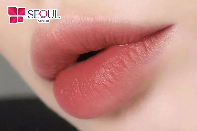 Màu môi hồng đất chưa bao giờ lỗi thời