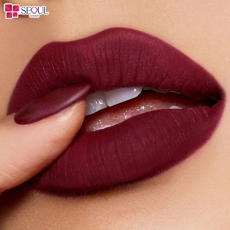 Màu môi đỏ thẫm là sự kết hợp hài hòa của nét hiện đại và cổ điển