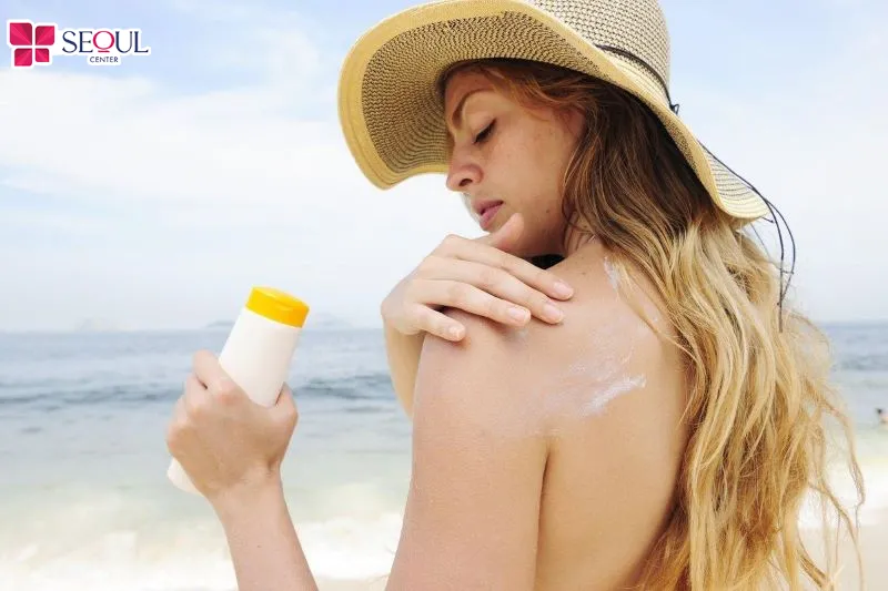 Bạn nên bôi kem chống nắng thật kỹ nếu cần thiết phải ra ngoài