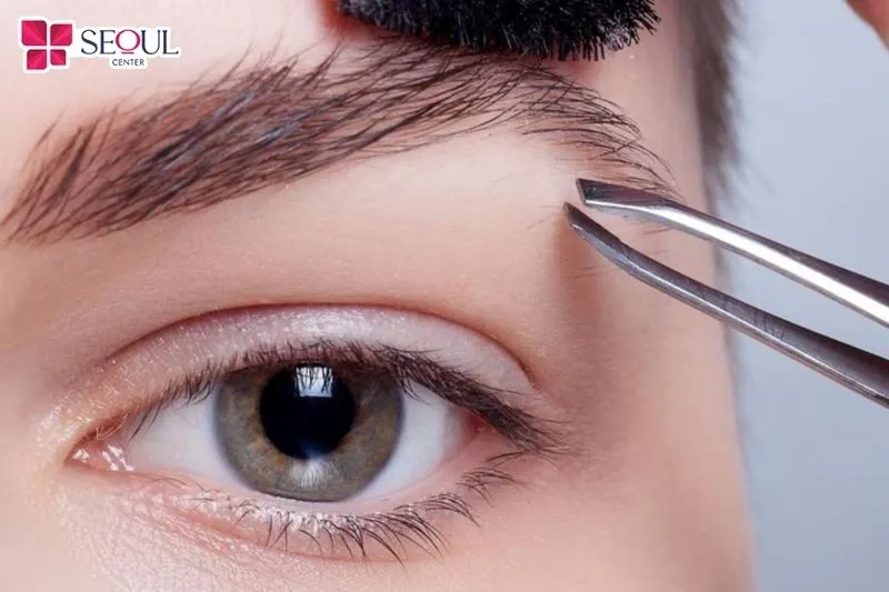 Bạn có thể nhổ lông mày có sợi mọc dài bất thường để giúp gương mặt trông gọn gàng hơn