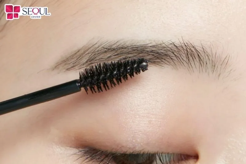 Nếu có một sợi lông mày dài bất thường màu đen thì bạn có thể dùng mascara lông mày để định hình trông gọn gàng