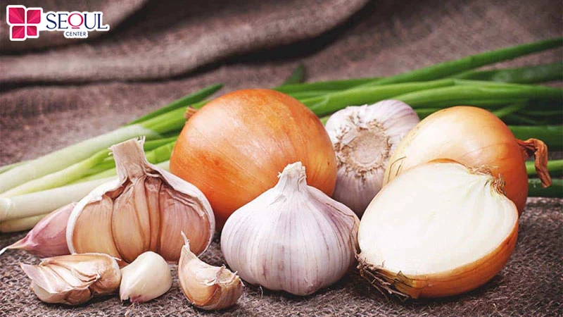 Hành tỏi là những thực phẩm dễ gây mùi thế nên bạn hãy hạn chế ăn để giảm mùi hôi nách
