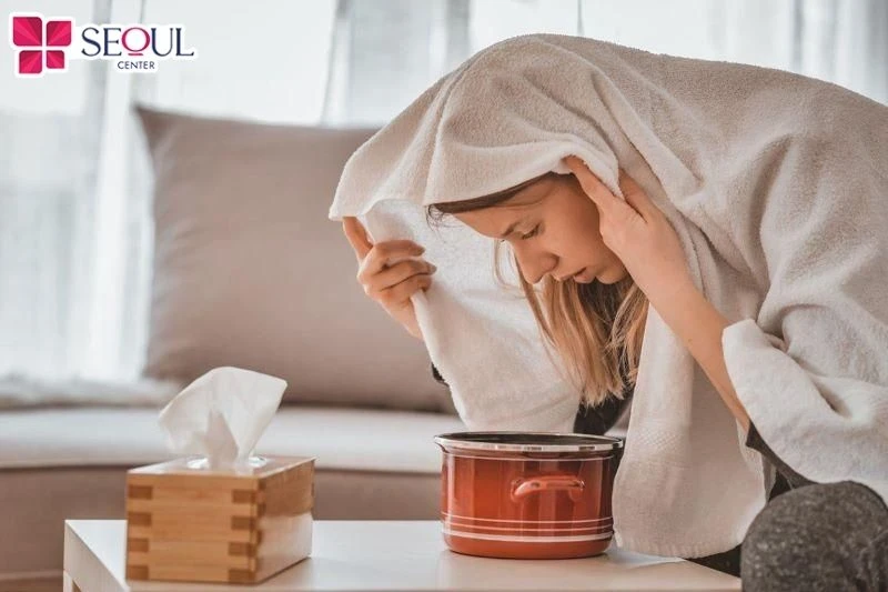 Bạn có thể thực hiện xông hơi để làm giãn nở lỗ chân lông, hỗ trợ đào thải độc tố ra bên ngoài