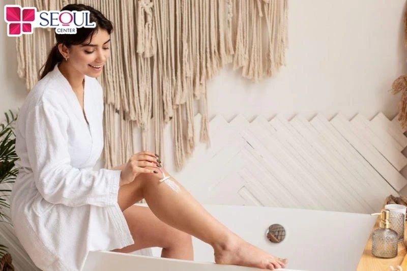 Trước khi cạo, bạn nên bôi kem cạo lông để hỗ trợ dao cạo lướt nhẹ nhàng trên bề mặt da