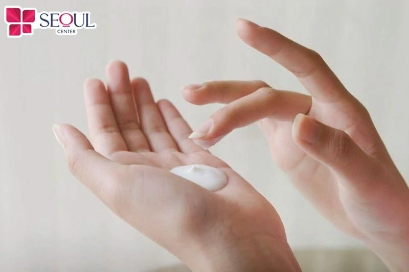 Cách làm lông mọc chậm sau khi cạo đó là bạn có thể bôi thêm kem ức chế lông mọc để hạn chế việc lông mọc nhanh