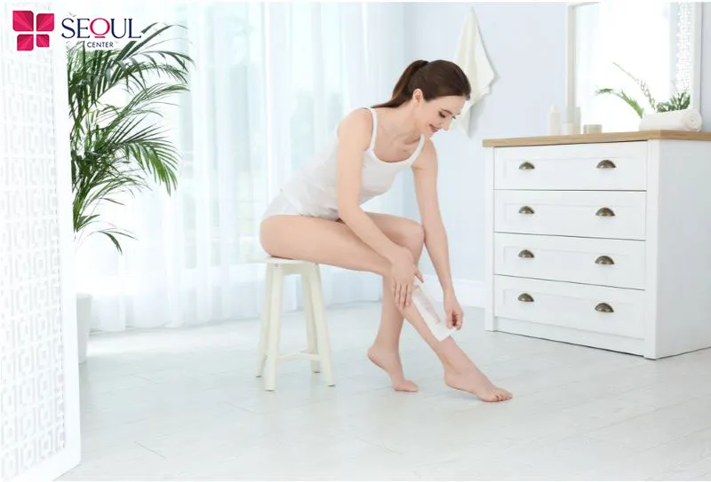 Sử dụng miếng dán thoa lên da vùng nách sẽ giúp loại bỏ lông