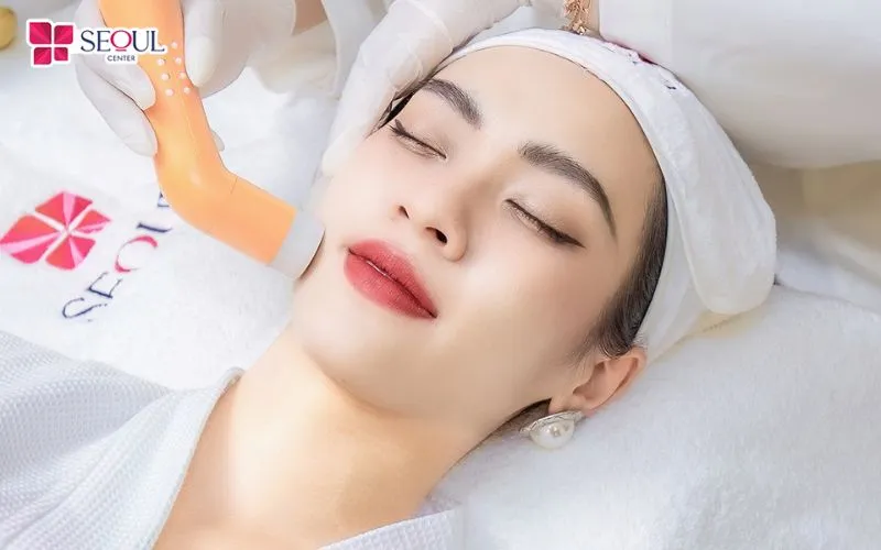 Chăm sóc da trẻ hóa Infusion kết hợp các công nghệ vi đa điểm Nano – Ion – ECM đưa các hoạt chất Transaminic, Niacinamide và Vitamin C vào sâu bên trong da