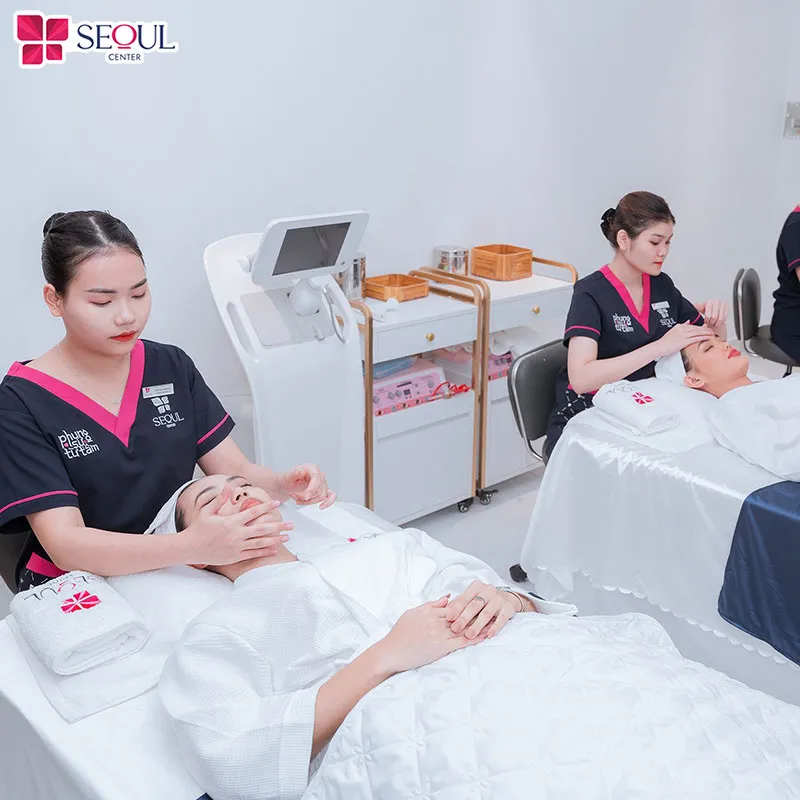 Sau khi kết thúc các bước chăm sóc da chuyên viên sẽ massage đả thông kinh lạc vai cổ gáy cho khách hàng thư giãn, xua tan mệt mỏi