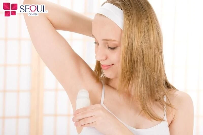 Sau khi triệt lông, bạn nên hạn chế sử dụng chất tẩy mạnh hoặc lăn nách bởi nó có thể khiến da bị kích ứng, lâu hồi phục