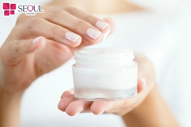 Bạn nên ưu tiên những sản phẩm dưỡng da hoặc hỗ trợ da phục hồi có thành phần dịu nhẹ, được chiết xuất từ thiên nhiên