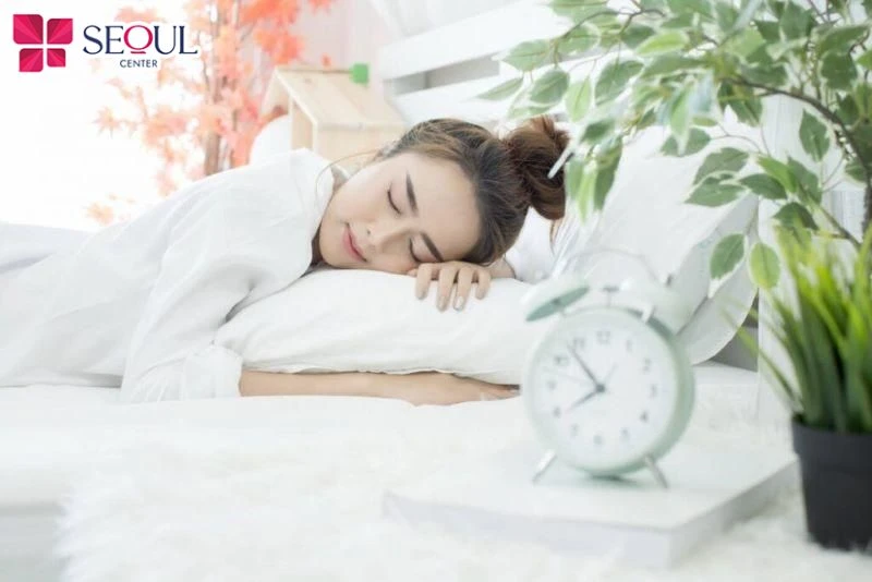 Điều chỉnh lối sống lành mạnh, nghỉ ngơi hợp lý sẽ hỗ trợ quá trình da hồi phục tốt hơn