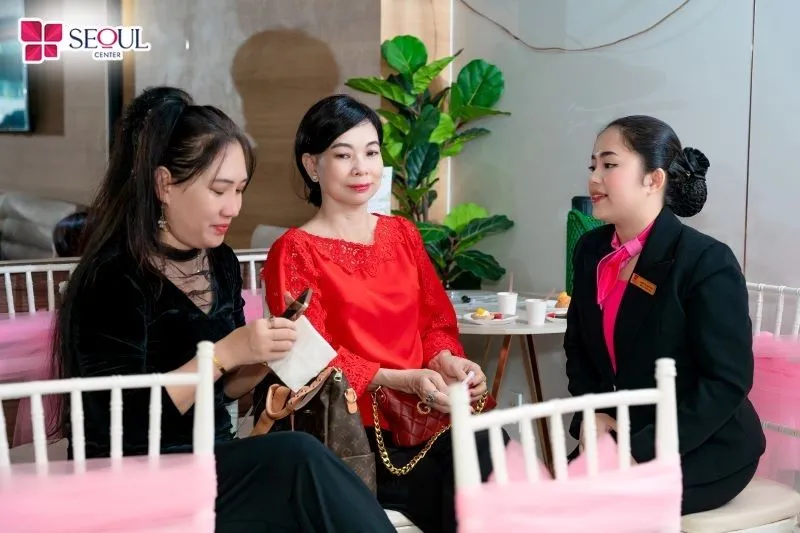 Tham khảo ý kiến của nhân viên tư vấn để giúp bạn lựa chọn dáng mày phù hợp