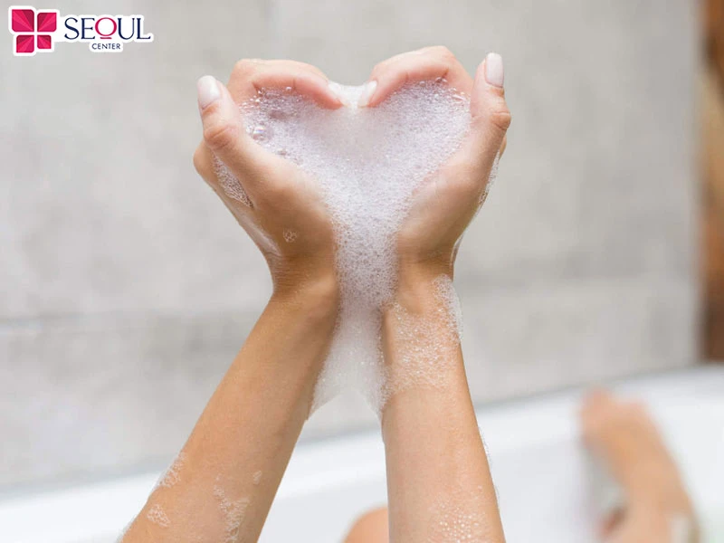 Vệ sinh vùng kín sạch sẽ mỗi ngày để tránh tích tụ vi khuẩn, ngăn viêm nhiễm, lông mọc ngược