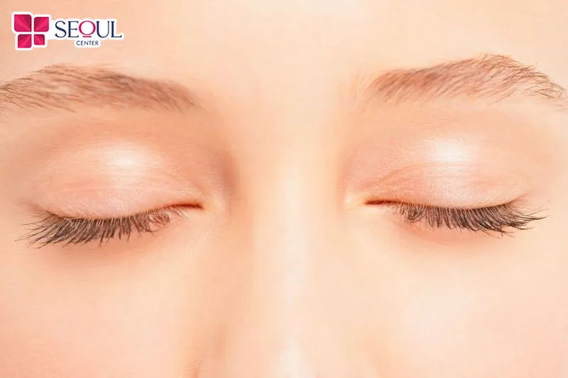 Tướng phụ nữ lông mày cách xa nhau sẽ có vẻ ngoài hơi nghiêm túc, điềm tĩnh