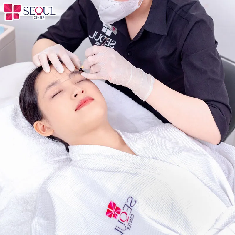 Bạn có thể thực hiện những phương pháp như phun xăm, điêu khắc tại cơ sở uy tín để sở hữu dáng mày cân đối lâu dài