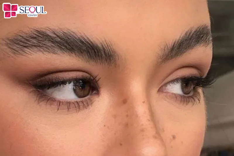 Phụ nữ có lông mày sư tử khá thẳng tính, quyết đoán nên đôi khi thiếu sự mềm mại