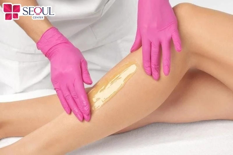 Wax lông là cách loại bỏ lông nhanh chóng bằng sáp chuyên dụng nhưng thường mang lại cảm giác đau rát