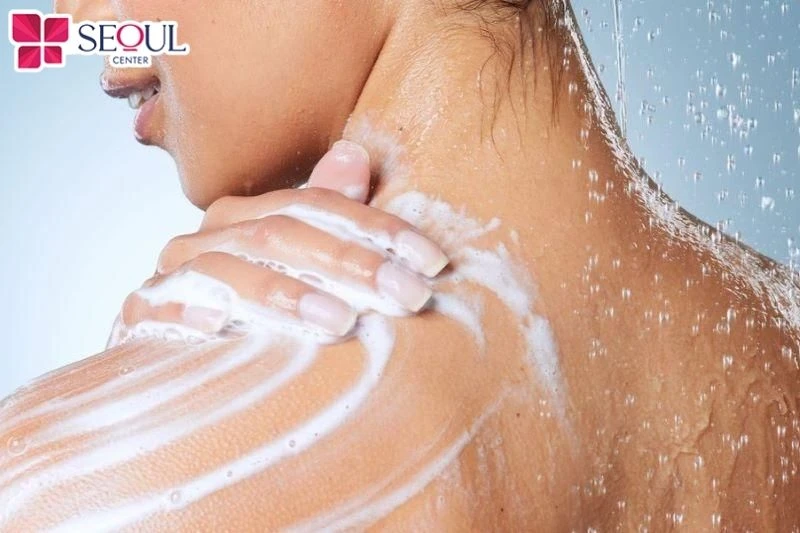 Bạn hãy wax lông sau khi tắm bằng nước ấm để việc loại bỏ lông diễn ra tốt hơn, nhưng cần đợi làn da khô hoàn toàn