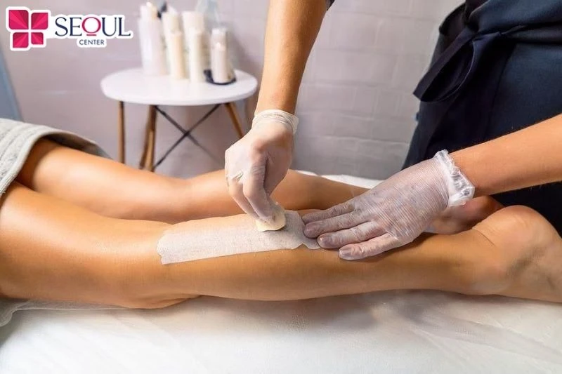 Bạn nên wax lông vào buổi tối để da có thời gian hồi phục tốt hơn, hạn chế tiếp xúc với ánh nắng hay bụi bẩn bên ngoài