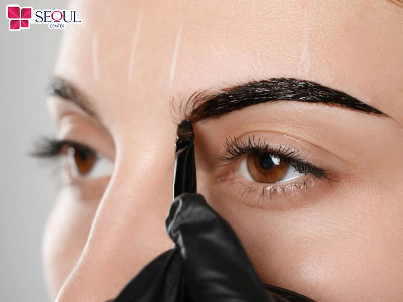 Nhuộm lông mày bằng mực henna khá an toàn và lành tính với làn da