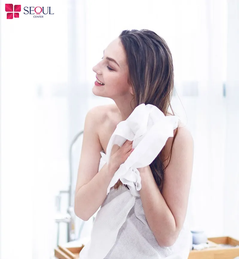 Sau khi tắm hãy dùng khăn mềm, thấm hút tốt lau khô người nhẹ nhàng, đặc biệt là vùng da vừa triệt lông