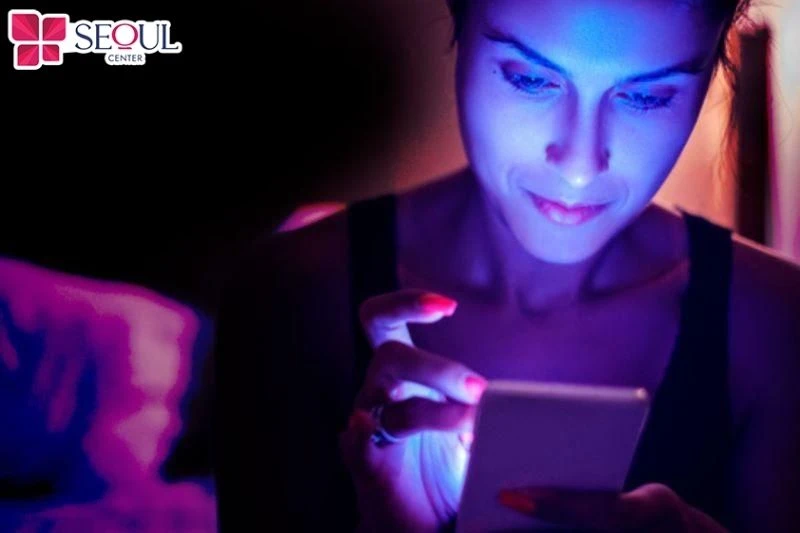 Tại sao da mặt đen hơn da tay? Nguyên nhân do tiếp xúc ánh sáng xanh qua thiết bị điện tử trong thời gian dài