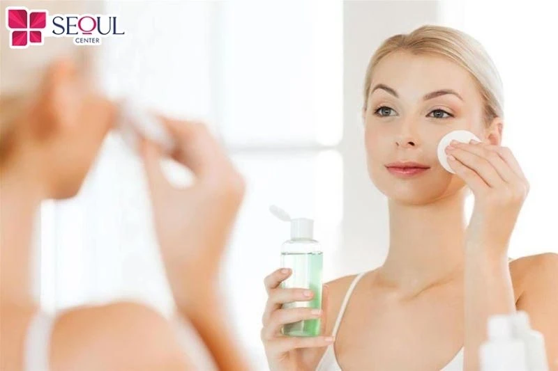 Rửa mặt quá nhiều trong ngày sẽ làm mất đi lớp dầu tự nhiên khiến da tay trắng hơn da mặt