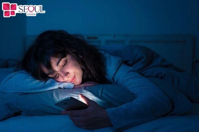 Thói quen thức khuya cũng là nguyên nhân khiến da trở nên xấu đi, đen sạm và đặc biệt ở vùng mắt