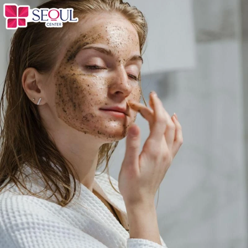 Tẩy tế bào chết cho da mặt định kỳ để loại bỏ bụi bẩn, lớp sừng già bám trên da trong thời gian dài