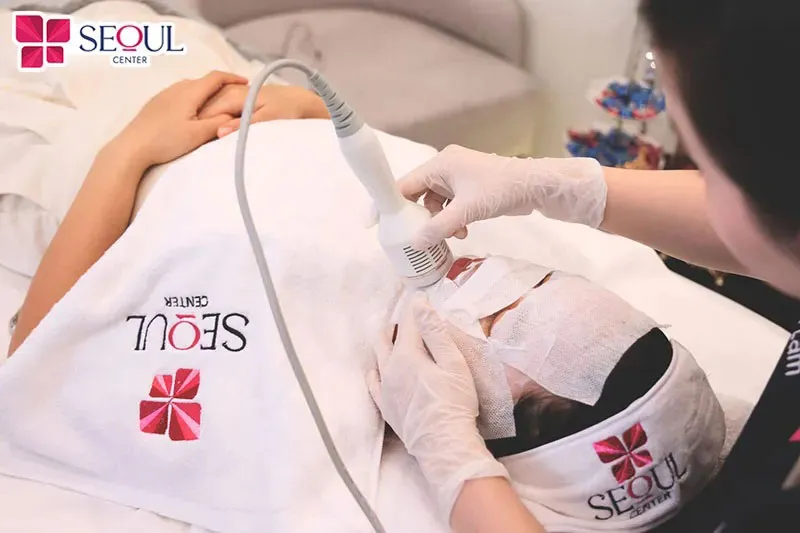 Chuyên viên tiến hành đắp mặt nạ đẩy tinh chất vào da giúp da hấp thụ dưỡng chất, phát huy công dụng trị sẹo, phục hồi da tốt hơn
