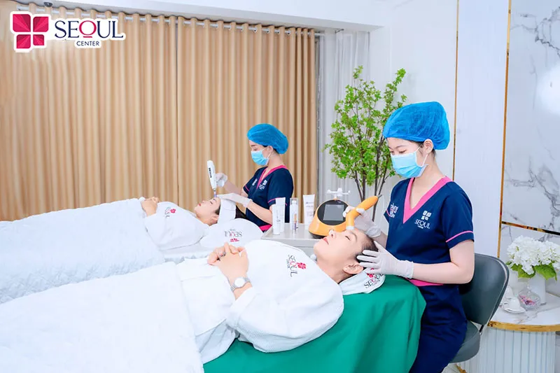 Đội ngũ chuyên viên, máy móc, công nghệ cùng dược mỹ phẩm tại Seoul Center sẽ giúp khách hàng trị sẹo dứt điểm, lấy lại làn da mịn màng