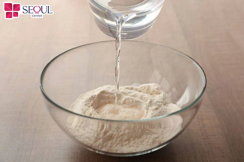 Bột mì pha với nước sẽ tạo thành hỗn hợp kết dính giúp