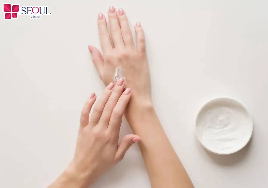 Trước khi thoa toàn bộ bột mì lên vùng lông cần triệt bạn cần kiểm tra phản ứng của da bằng cách thoa một ít bột mì lên mu bàn tay