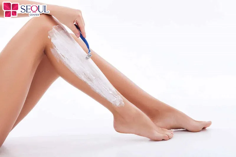 Cạo lông chân là phương pháp loại bỏ lông chân nhanh chóng, an toàn, tiện lợi, tiết kiệm, lại không đau