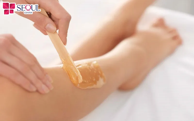Wax lông bằng sáp sẽ giúp loại bỏ lông chân tận gốc, nhưng thường gây đau, tăng nguy cơ lông mọc ngược