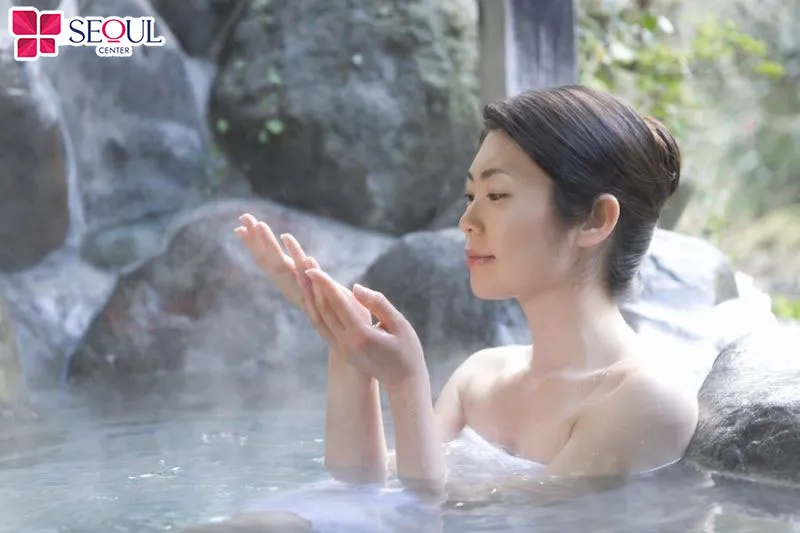 Bạn không nên tắm nước nóng, xông hơi trong 24 giờ đầu sau khi wax lông nách