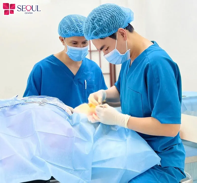 Bác sĩ tiến hành căng da mặt mini theo quy trình chuẩn an toàn Y khoa