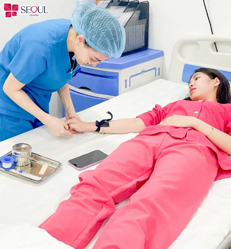 Khách hàng sau khi sử dụng dịch vụ căng da mặt mini tại Seoul Center sẽ được chăm sóc, theo dõi chu đáo