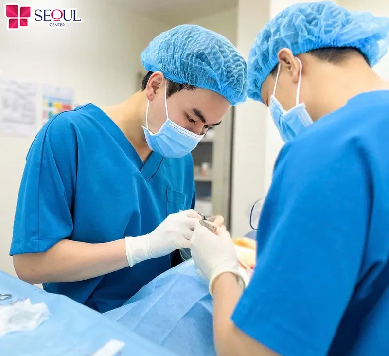 Bác sĩ tiến hành thực hiện kỹ thuật căng da trán