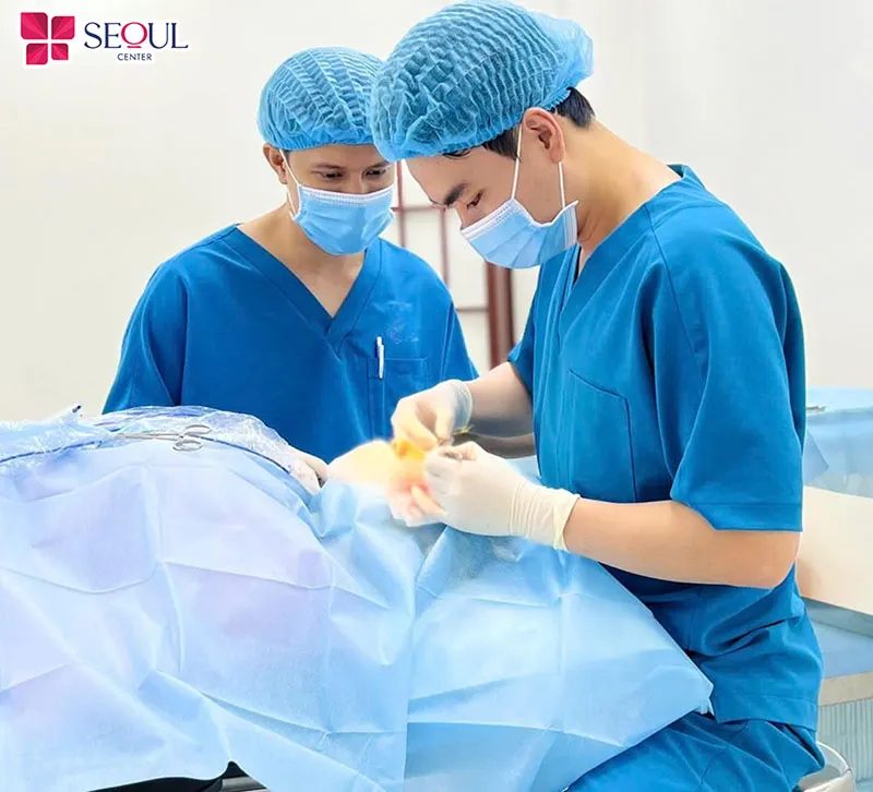 Bác sĩ tiến hành cắt mí theo quy trình chuẩn y khoa