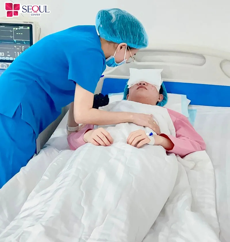 Sau khi cắt mí bạn sẽ được nằm ở phòng hồi sức, đội ngũ điều dưỡng sẽ luôn theo dõi và chăm sóc khách hàng chu đáo