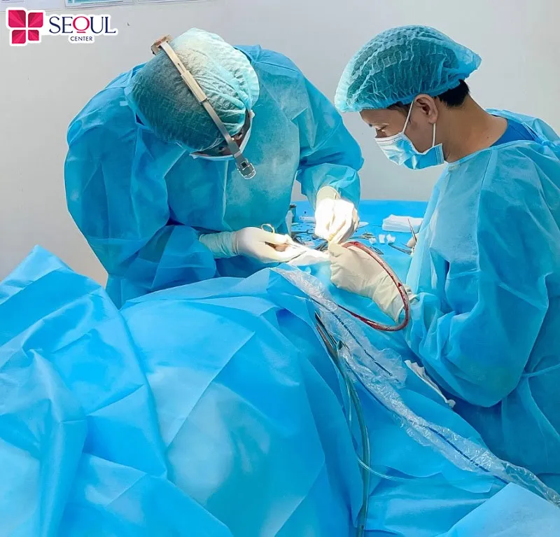 Bác sĩ đang tiến hành cắt mí mắt phượng theo chuẩn an toàn y khoa cho khách hàng