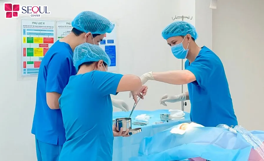 Bác sĩ tại Seoul Center không chỉ tận tâm với nghề mà còn giàu kinh nghiệm, trình độ cao