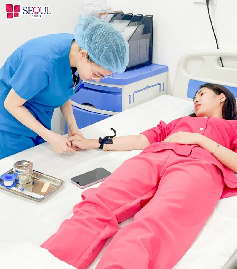 Sau khi cắt mí phượng hoàng bạn sẽ được bác sĩ theo dõi, thăm khám thường xuyên tình trạng sức khỏe tại phòng hồi sức