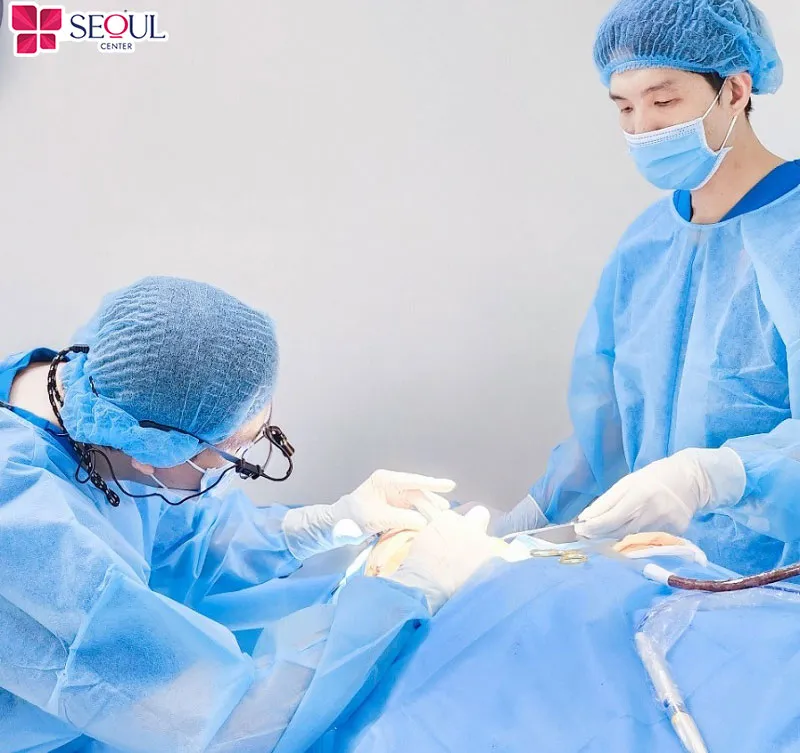 Bác sĩ tiến hành thực hiện kỹ thuật chỉnh nhược cơ mí cho khách hàng