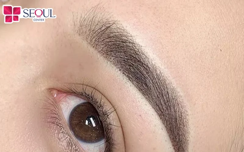 Phun mày Shading ứng dụng kỹ thuật rải hạt mực li ti, tạo hiệu ứng chuyển màu giúp chân mày tự nhiên, hài hòa gương mặt